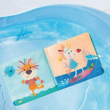 Załaduj obraz do przeglądarki galerii, Lilliputiens: książeczka do kąpieli krokodyl Jungle Splash
