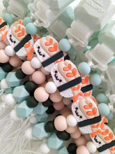 Załaduj obraz do przeglądarki galerii, Loulou Lollipop: silikonowa zawieszka do smoczka Darling Sushi Ebi

