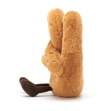 Załaduj obraz do przeglądarki galerii, Jellycat: przytulanka precelek Amuseable Pretzel 18 cm
